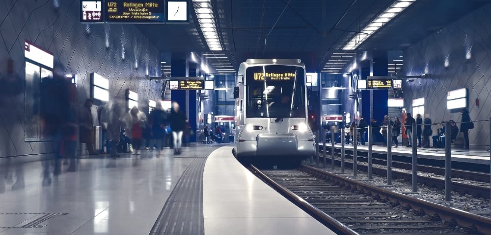 U-Bahn im Bahnhof mit Menschen (Deutschland)